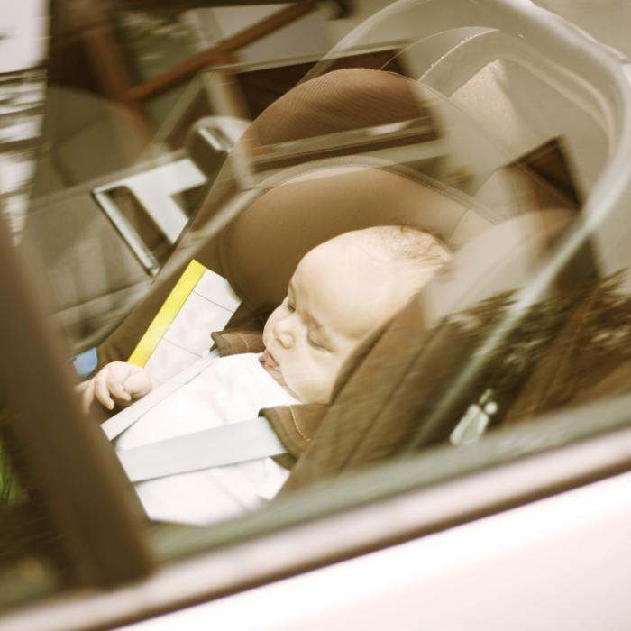 Pflegekraft lässt Baby stundenlang in überhitztem Auto - Kind tot!