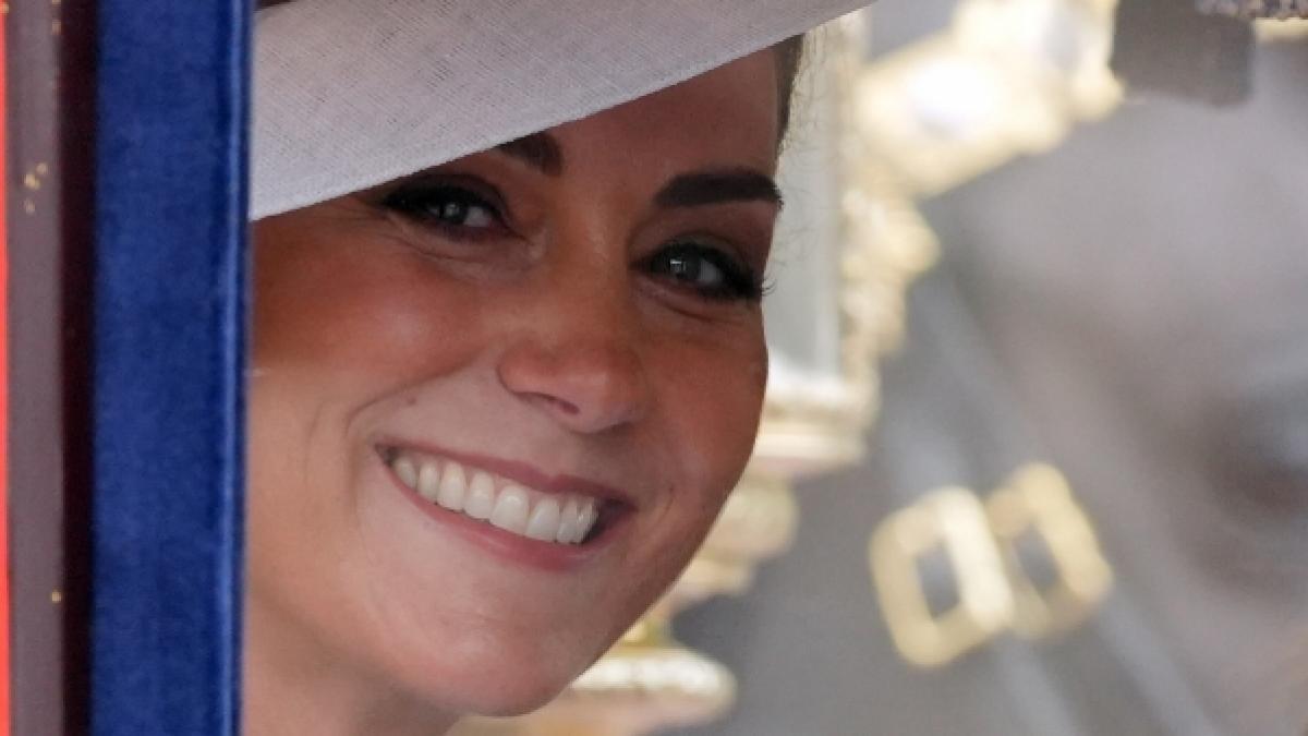 Auf dem Weg zur "Trooping the Colour"-Geburtstagsparade f&uuml;r K&ouml;nig Charles III. strahlte Prinzessin Kate trotz Krebs-Diagnose &uuml;ber das ganze Gesicht. (Foto)