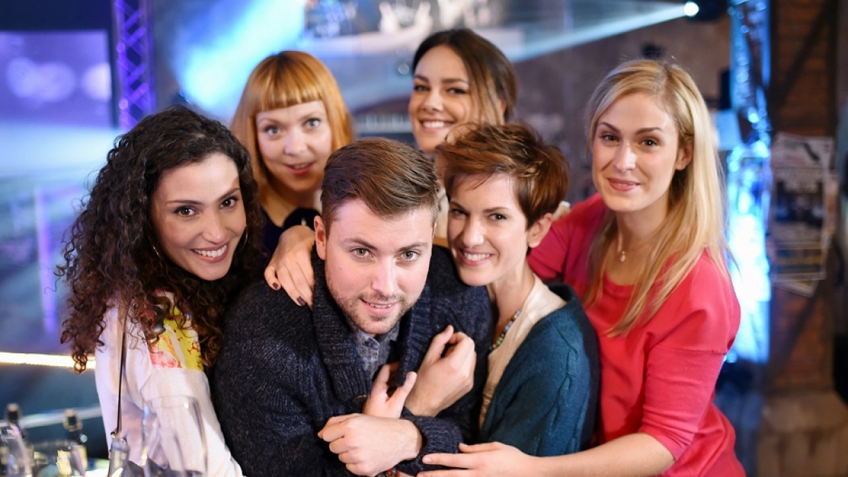 Die Schauspieler Nadine Menz (l-r), Ramona Dempsey, Felix von Jascheroff, Janina Uhse, Isabell Horn und Lea Marlen Woitack posieren am 18.11.2014 in Potsdam bei Dreharbeiten f&uuml;r die RTL-Serie "Gute Zeiten, schlechte Zeiten" (GZSZ). (Foto)