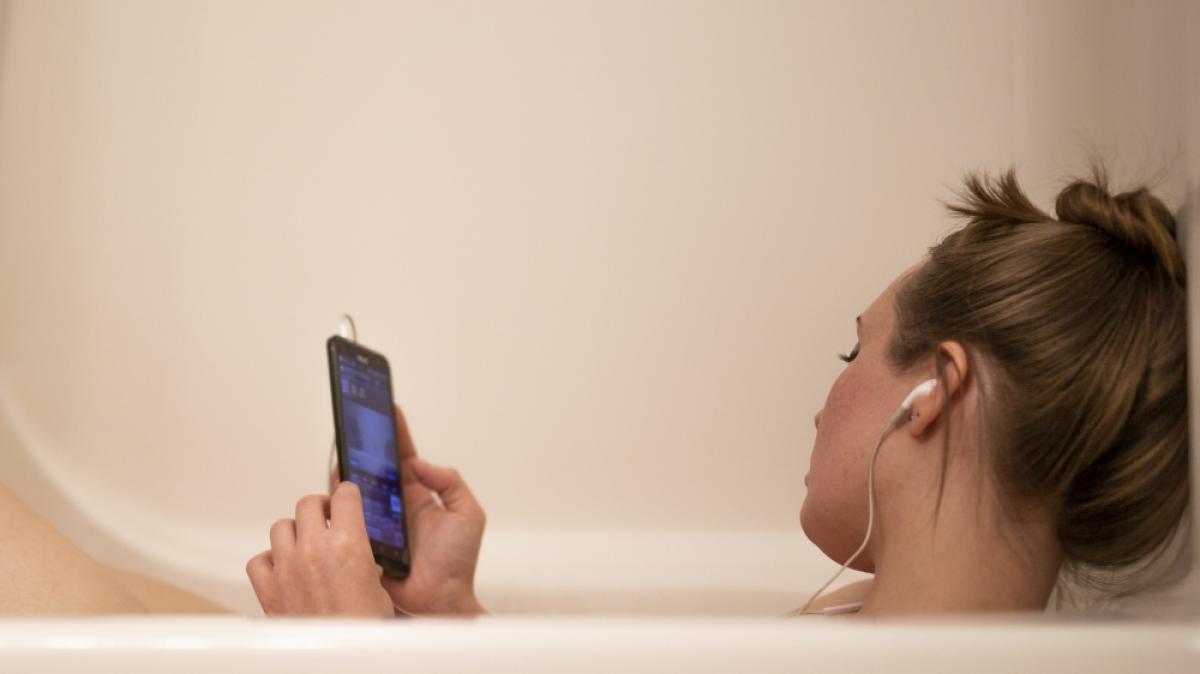 Einer jungen Russin erlitt einen t&ouml;dlichen Stromschlag, nachdem ihr Smartphone in die Badewanne fiel. (Symbolfoto) (Foto)