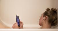 Einer jungen Russin erlitt einen tödlichen Stromschlag, nachdem ihr Smartphone in die Badewanne fiel. (Symbolfoto)