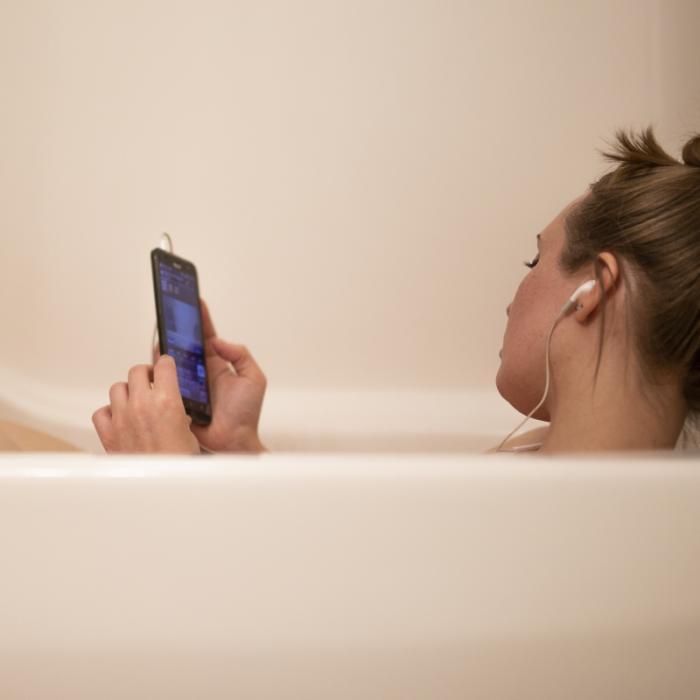Frau (25) fällt Smartphone in die Badewanne - tot