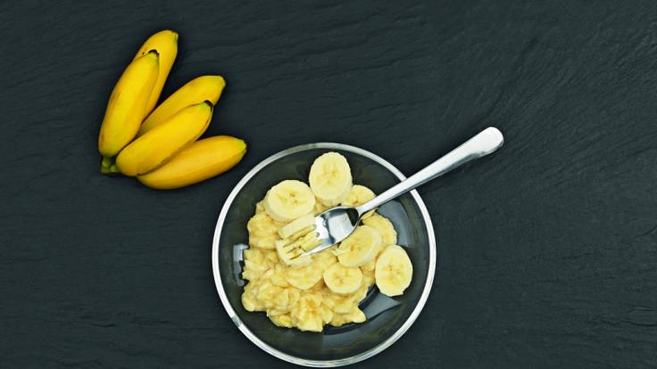 Zunächst muss man für die DIY-Fitnessriegel eine Banane zerdrücken.
