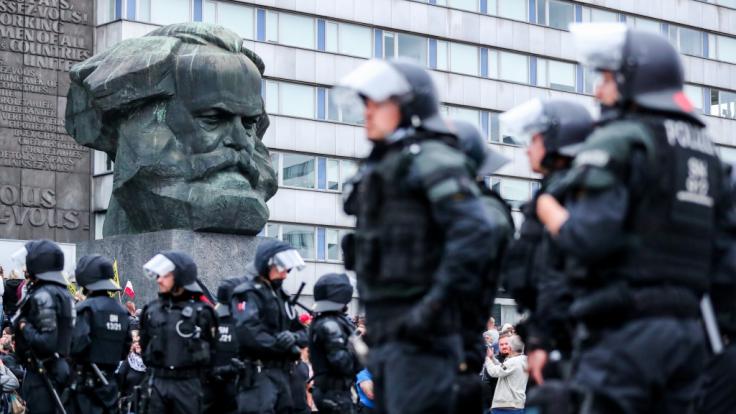 Ausnahmezustand in Chemnitz: Polizisten sichern eine Demonstration der rechten Szene vor dem Karl-Marx-Denkmal.