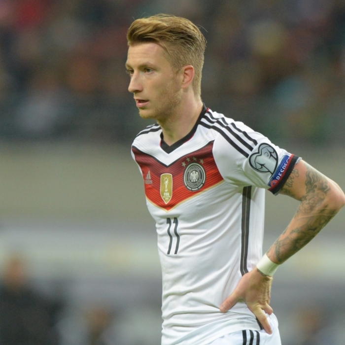 Erwischt! Hier zeigt Marco Reus ganz stolz seine neue Freundin