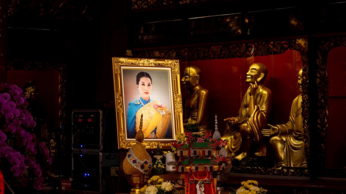 Ein Portr&auml;t der thail&auml;ndischen Prinzessin Bajrakitiyabha ist an einem Schrein in Chinatown aufgestellt, an dem die Menschen f&uuml;r ihre Gesundheit beten k&ouml;nnen. (Foto)