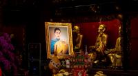 Ein Porträt der thailändischen Prinzessin Bajrakitiyabha ist an einem Schrein in Chinatown aufgestellt, an dem die Menschen für ihre Gesundheit beten können.