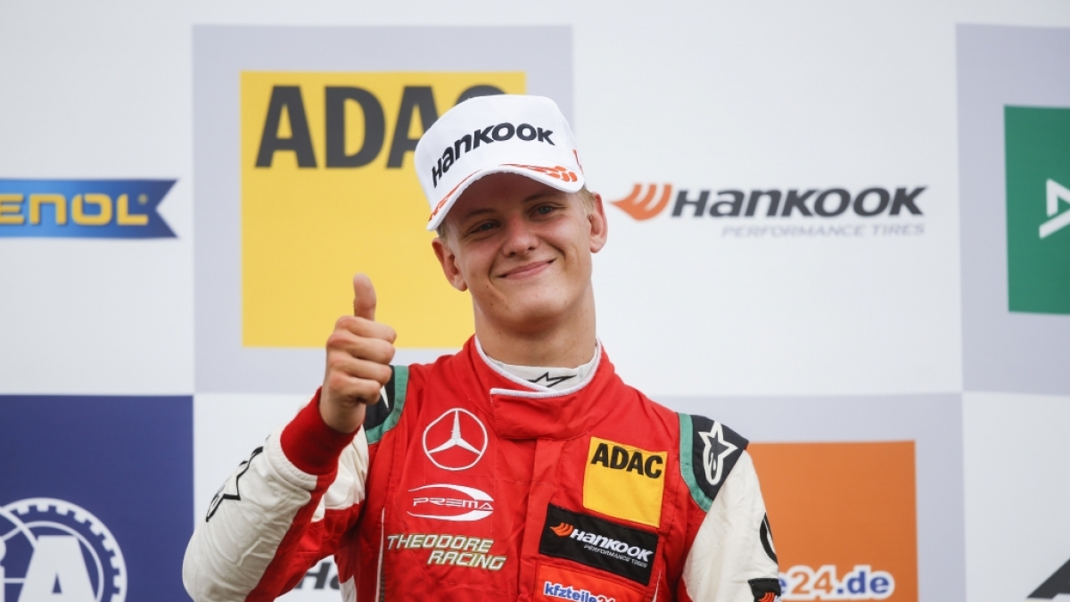 Mick Schumacher jubelt auf dem Podium nach seinem Sieg in Silverstone 2018. (Foto)