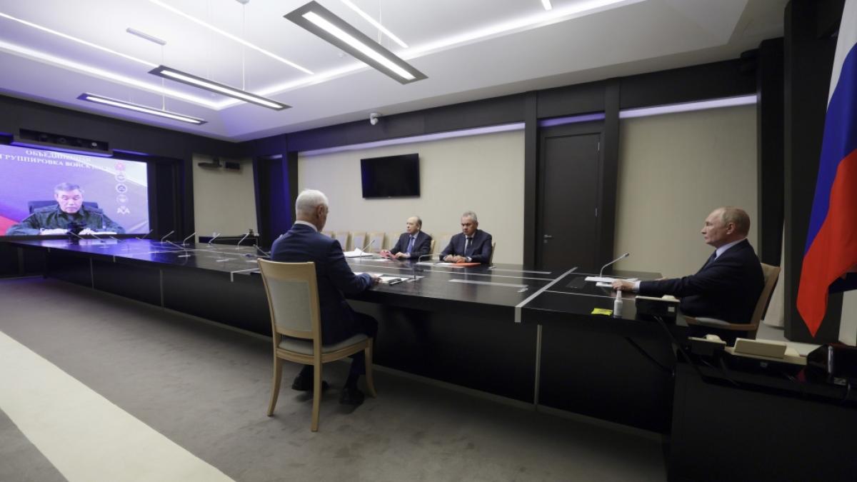 Wladimir Putin (r.) ber&auml;t sich nach ukrainischen Angriffen mit seinen Verb&uuml;ndeten &uuml;ber die Situation in Kursk. W&uuml;rde der Kreml das eigene Gebiet sogar mit Atomwaffen beschie&szlig;en? (Foto)