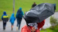 Schirm statt Sonnencreme: Zum Start in den August müssen Sommerfans weiter auf Sonnenschein und Hitze warten.