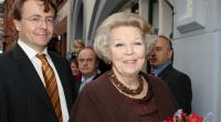 Königin Beatrix der Niederlande mit ihrem zweitältesten Sohn Johan Friso am 11. Februar 2011 bei einer Veranstaltung in Amsterdam. Am 12. August 2013 starb der Prinz von Oranien mit nur 44 Jahren.