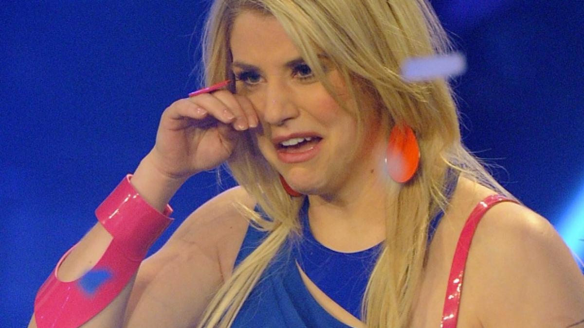 Beatrice Egli hat keine Wahl: Die Schweizer Schlagers&auml;ngerin muss ihre Zukunftspl&auml;ne &uuml;ber den Haufen werfen. (Foto)