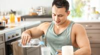 Besonders Fitness-Begeisterte nehmen gerne zusätzlich Proteine über Shakes und Snacks auf.