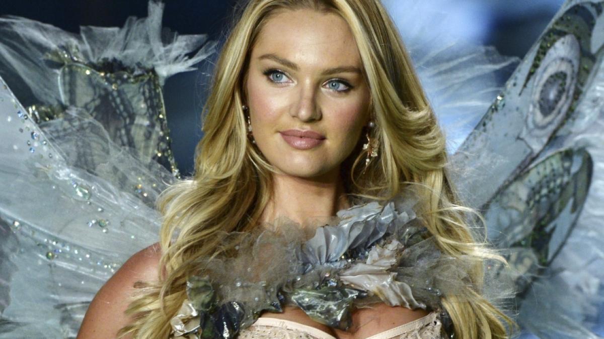Candice Swanepoel l&auml;sst im Netz tief blicken. (Foto)