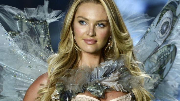 Candice Swanepoel lässt im Netz tief blicken.