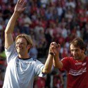 FSV Trainer Jürgen Klopp jubelt nach dem Schlusspfiff mit dem Mainzer Spieler Marco Rose (2004).