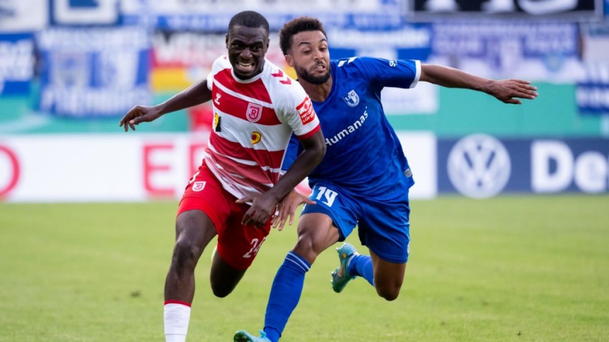 Agyemang Diawusie (links) vom SSV Jahn Regensburg ist gestorben. (Foto)
