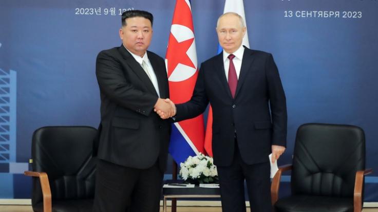 Wladimir Putin (rechts) besucht Nordkorea-Führer Kim Jong Un.
