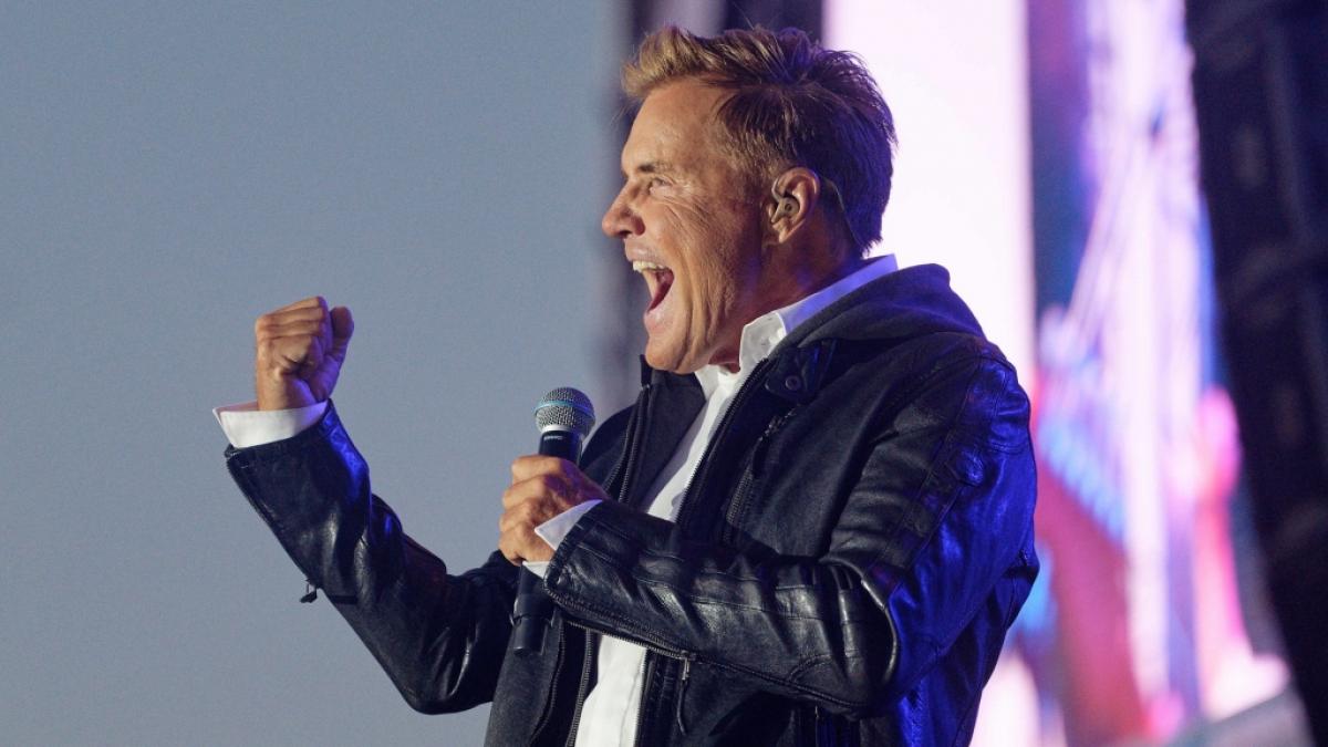 Dieter Bohlen singt auf einer B&uuml;hne. (Foto)