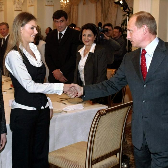 Sie brachte seine Kinder zur Welt! Putin-Vertraute plötzlich gestorben