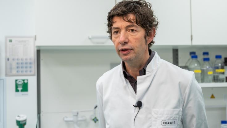 Christian Drosten, Direktor des Instituts für Virologie an der Charité in Berlin, übt Kritik an der Politik.