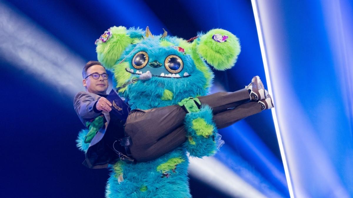 M&uuml;lli M&uuml;ller hat bei "The Masked Singer" 2021 alles im Griff - vor allem Moderator Matthias Opdenh&ouml;vel. (Foto)