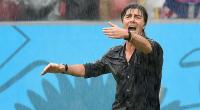 Shouting in the rain: Jogis Löws ganz persönliche Regenschlacht.