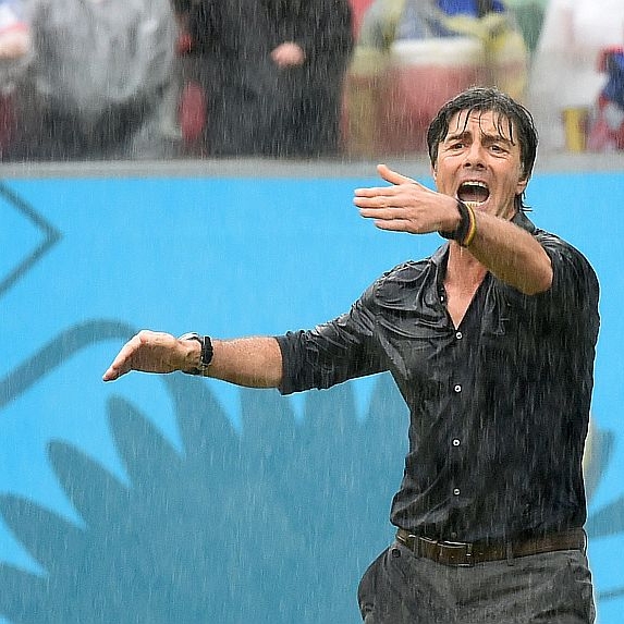 Premiere für Jogi Löw: Nasse Haare und kein Föhn!