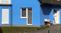 Mitarbeiter der Spurensicherung arbeiten am Haus, in dem ein 26-jähriger Mann mit seinen Eltern und seiner Schwester wohnte, die er getötet haben soll.