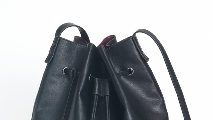 Auch Schuhe und Taschen der Designerin sind Teil der Kollektion.