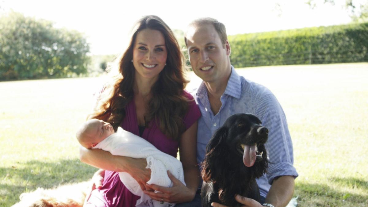 Hund Lupo geh&ouml;rte bereits zur Familie, als mit Prinz George das erste Kind von Kate und William geboren wurde. (Foto)