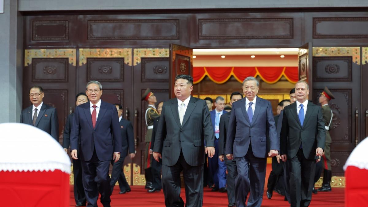 Kim Jong Un zusammen mit dem chinesischen Ministerpr&auml;sident Li Qiang, dem Generalsekret&auml;r Lam der Kommunistischen Partei Vietnams und Ex-Kremlchef Dmitri Medwedew. (Foto)
