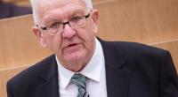 Winfried Kretschmann sieht mindestens bis Mitte April keine Chance für das Ende von Corona-Beschränkungen.