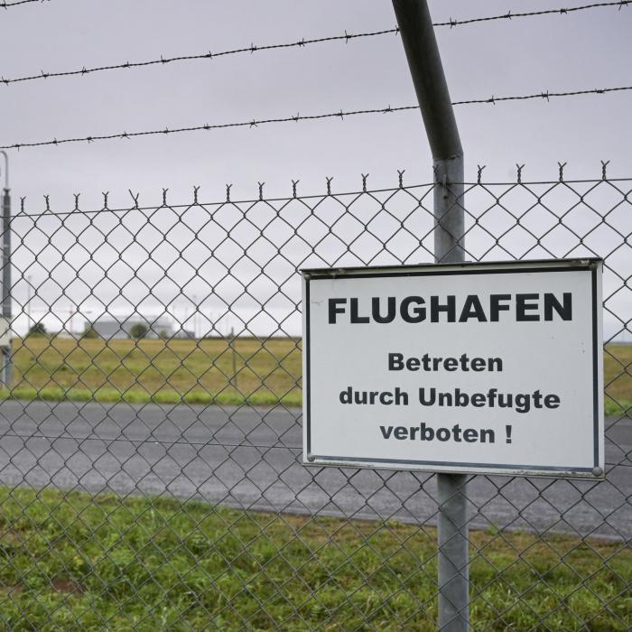 Auto soll durch Airport-Zaun gebrettert sein - das ist zum 