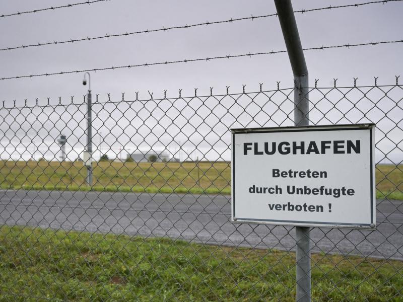 Am Flughafen Leipzig/Halle: Auto soll durch Airport-Zaun gebrettert sein - das ist zum "sicherheitsrelevanten Vorfall" bekannt