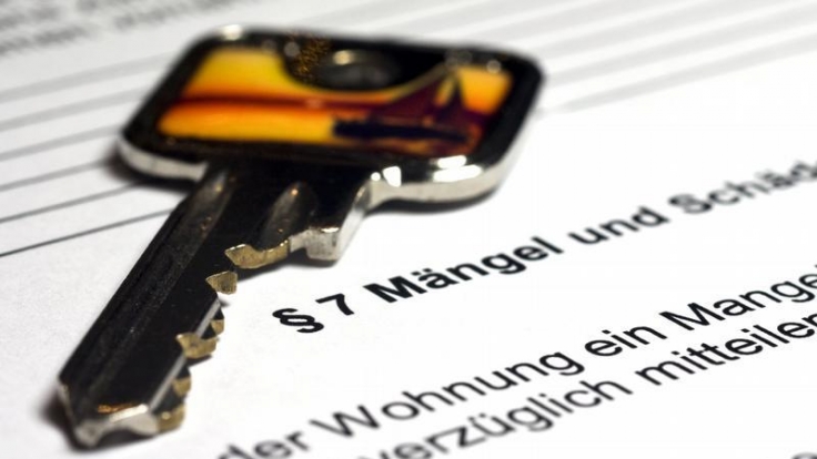 Gegen Gerichtskosten im Streitfall mit dem Vermieter können sich Mieter auf mehreren Wegen absichern.