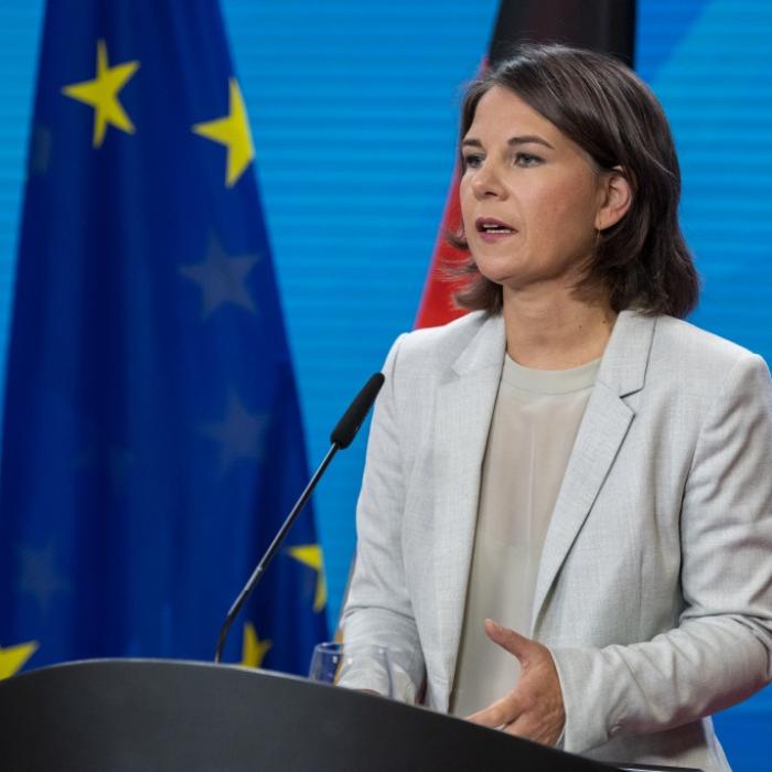 Außenministerin erhöht Druck auf Scholz - Twitter applaudiert