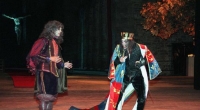 Axel Holst als Herzog von Buckingham (l) in 