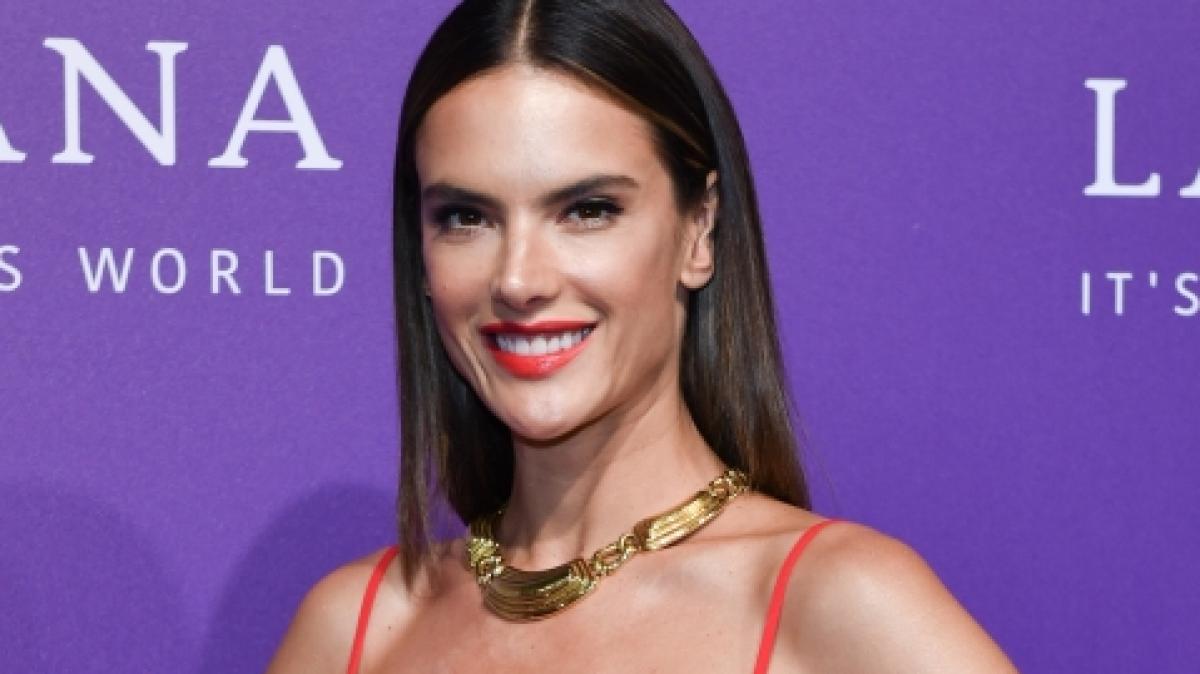 Alessandra Ambrosio zeigt den Fans ihre versteckten Qualit&auml;ten. (Foto)