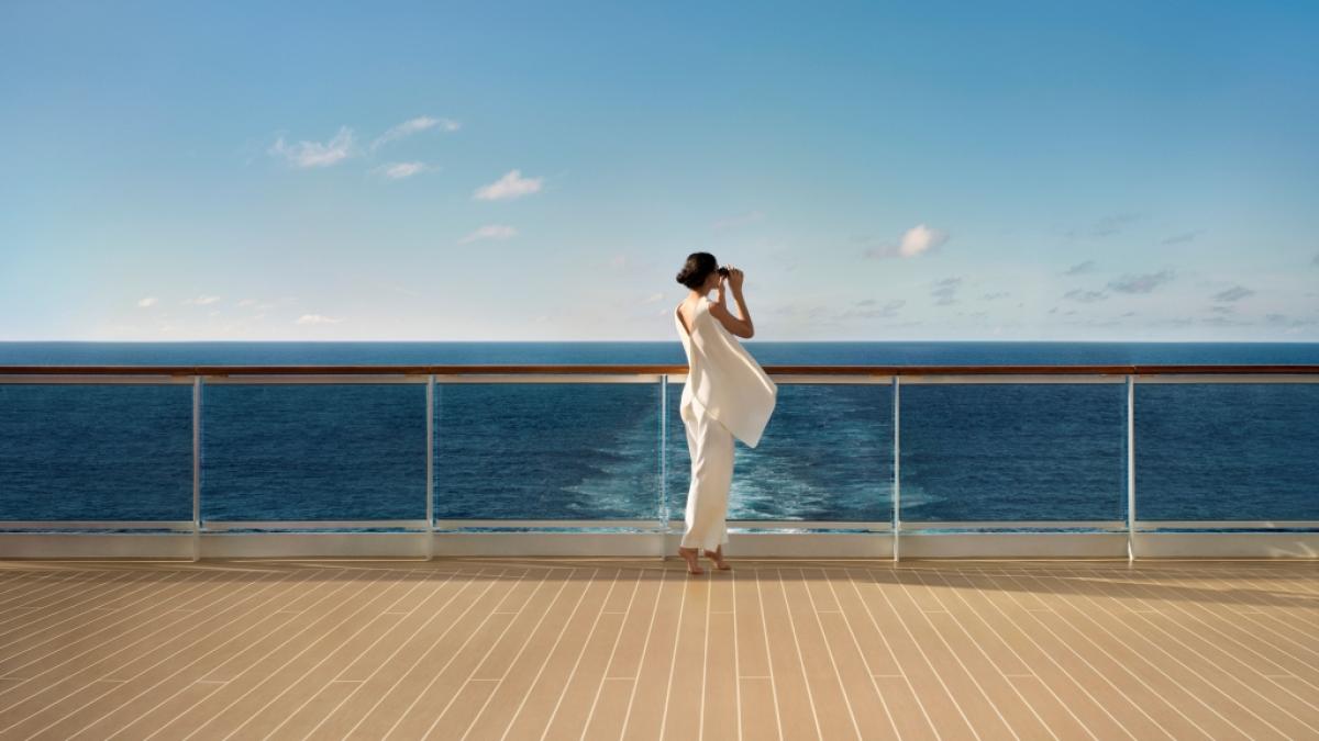 An Deck eines der luxuri&ouml;sen Kreuzfahrtschiffe von Explora Journeys. (Foto)
