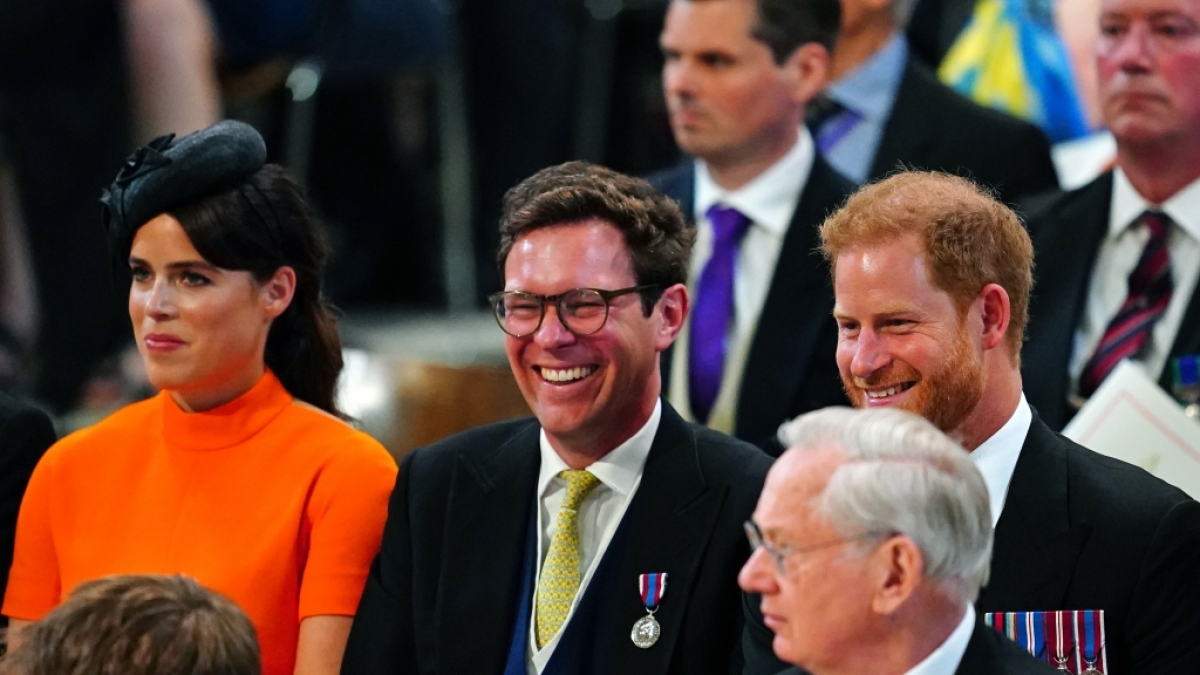 Prinzessin Eugenie, Ehemann Jack und Prinz Harry hatten bei dem Queen-Jubil&auml;um sichtlich Spa&szlig;. (Foto)