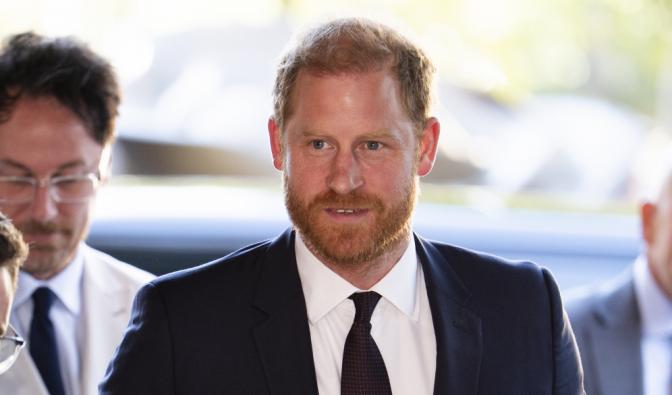 Prinz Harry warnt vor KI – dann versagt sein Teleprompter.