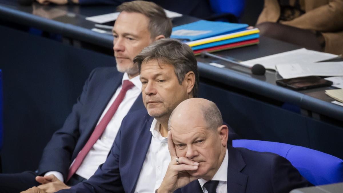 Kanzler Olaf Scholz (SPD), Wirtschaftsminister Robert Habeck (Gr&uuml;ne) und Finanzminister Christian Lindner im Bundestag. Wird einer von ihnen bald aus dem Parlament verschwinden? (Foto)
