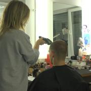 Kurz rasierte Haare statt Man Bun.