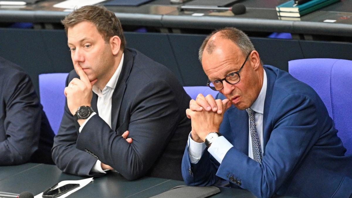 F&uuml;r SPD-Chef Lars Klingbeil (l.) und CDU-Kanzler Friedrich Merz (r.) gibt es den n&auml;chsten Umfrage-D&auml;mpfer. (Foto)