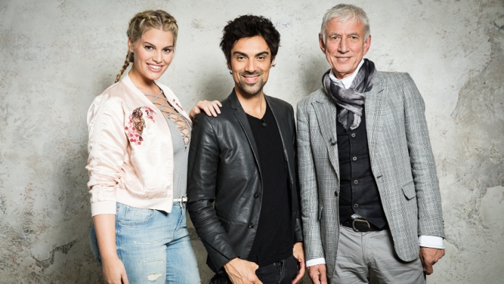 Auch das Äußere der Kandidatinnen wird einer Prüfung unterzogen. Modelagent Ted Linow (r.) weiß, worauf es potentiellen Kunden ankommt. Hair-Stylisten und Make-up-Artists stehen für das große Umstyling bereit.