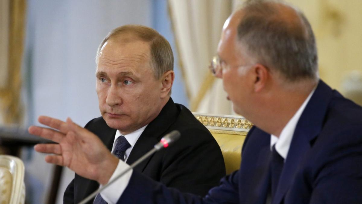 Das Archivfoto zeigt Wladimir Putin und Kirill Dmitriev im Jahr 2016. (Foto)