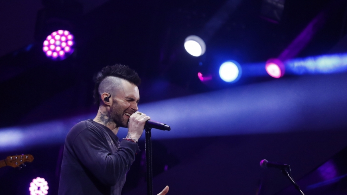 Adam Levine von Maroon 5 performt auf der B&uuml;hne. (Foto)
