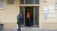 Ein 60-jähriger Mann hat der Polizei den Mord an seinem Bruder und seiner Mutter angekündigt, bevor er sich selbst richtete.