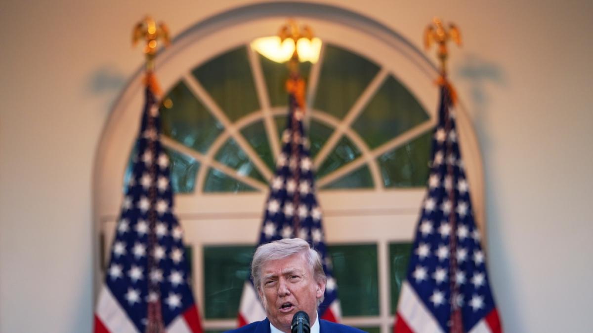 Donald Trump irritiert mit Drohnen-Moment w&auml;hrend einer Rede im Rosengarten. (Foto)